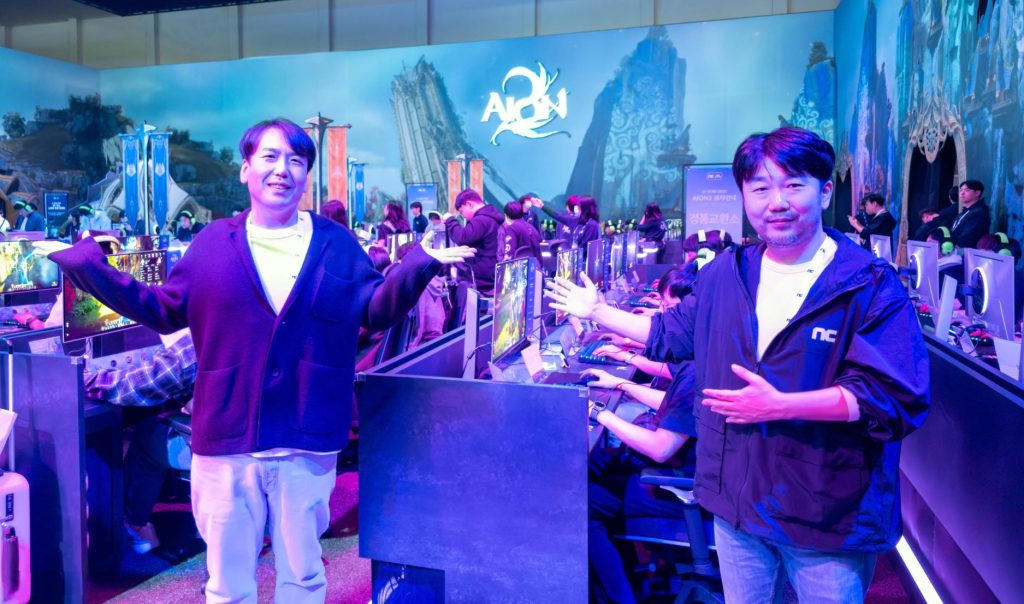 엔씨소프트 소인섭 아이온2 사업실장(왼쪽)과 김남준 아이온2 개발 PD가 지스타 2025에서 삼성전자와 협업한 배경에 대해 설명하고 있다.