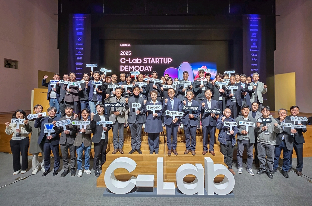 삼성전자가 20일 서울 서초구 삼성전자 서울R&D캠퍼스에서 개최한 '2025 C랩 스타트업 데모데이'에서 7기 및 졸업사 스타트업 대표 등 참석자들이 기념촬영을 하고 있다.