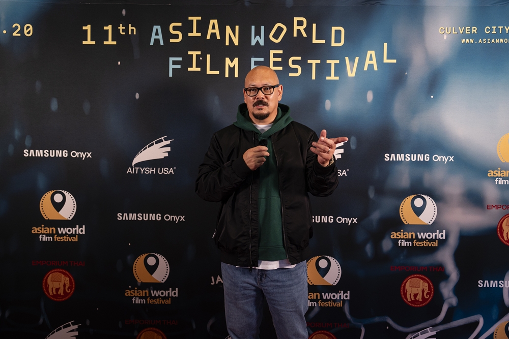 아시안 월드 필름 페스티벌 포토월 앞에서 단편영화 ‘신디(Cindy)’의 연출 의도를 설명하는 장현우(Al Chang) 감독.