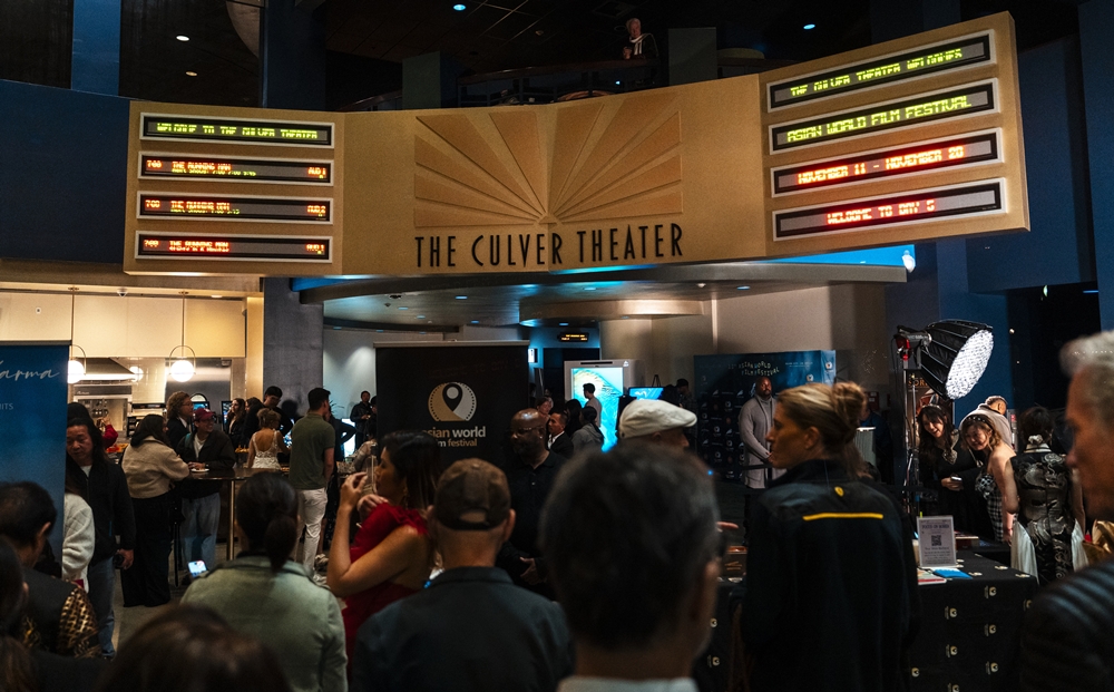감독과 관객, 업계 관계자들로 활기를 띤 컬버 극장 로비의 모습.