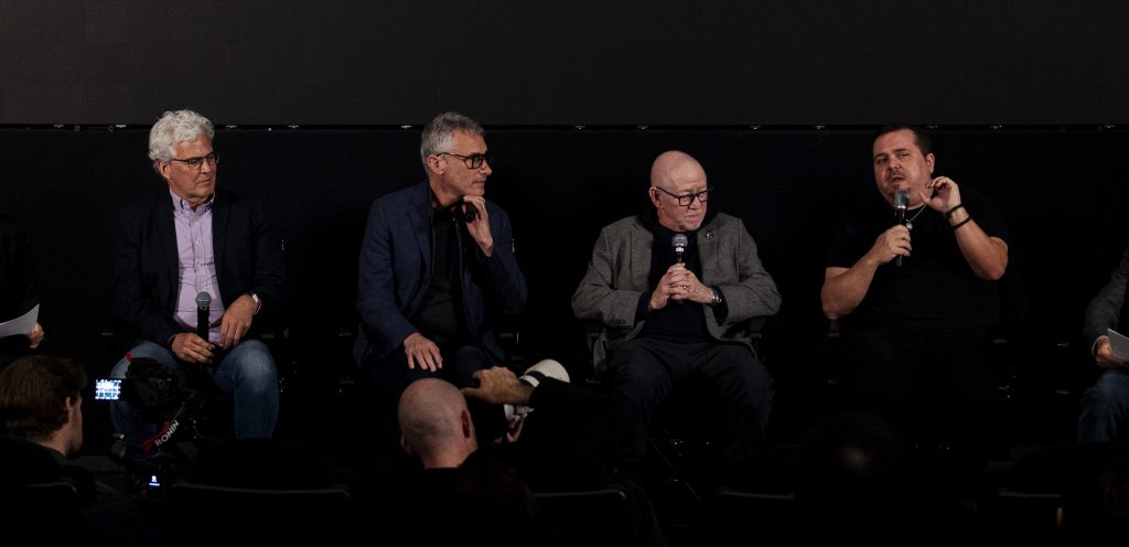 패널 세션에서 필립 홀랜드(Philip Holland, 맨 오른쪽)가 현대 영화 스토리텔링에서 HDR과 명암 대비의 역할에 대해 이야기하고 있다.