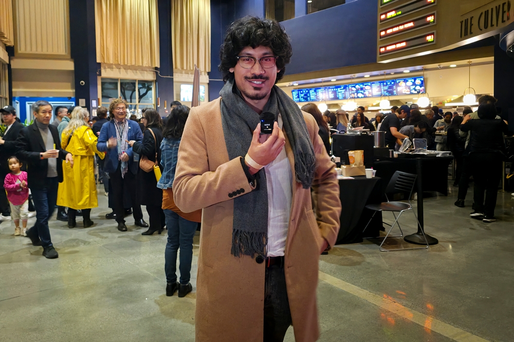 야간 촬영과 네온 중심의 색감을 자주 활용하는 영화감독 제논 새뮤얼스(Zenon Samuels)는 오닉스의 깊은 블랙 표현에 큰 인상을 받았다고 말했다.