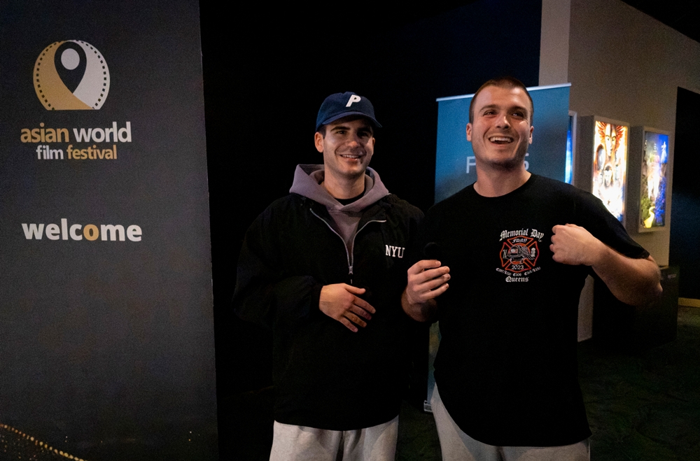 아시아 월드 플림 페스티벌 2025에서 매튜 갈로포(Matthew Gallopo, 왼쪽)와 잭 조이스(Jack Joyce)가 오닉스에 대한 소감을 이야기하고 있다.