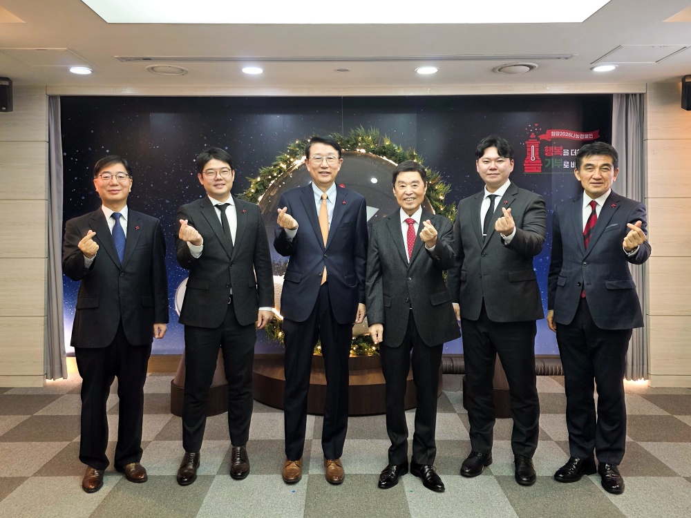 1일(월) 서울시 중구 사회복지공동모금회에서 개최된 연말 이웃사랑성금 전달식에서 참석자들이 기념 촬영을 하고 있다. (왼쪽부터) 제현웅 삼성글로벌리서치 부사장, 서준영 삼성전자 노사협의회 사원대표, 장석훈 삼성사회공헌업무총괄 사장, 김병준 사회복지공동모금회 회장, 박종찬 삼성전자 노사협의회 사원대표, 황인식 사회복지공동모금회 사무총장