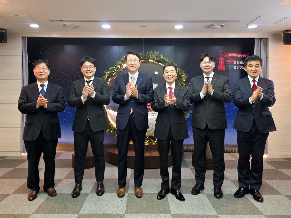 1일(월) 서울시 중구 사회복지공동모금회에서 개최된 연말 이웃사랑성금 전달식에서 참석자들이 기념 촬영을 하고 있다. (왼쪽부터) 제현웅 삼성글로벌리서치 부사장, 서준영 삼성전자 노사협의회 사원대표, 장석훈 삼성사회공헌업무총괄 사장, 김병준 사회복지공동모금회 회장, 박종찬 삼성전자 노사협의회 사원대표, 황인식 사회복지공동모금회 사무총장