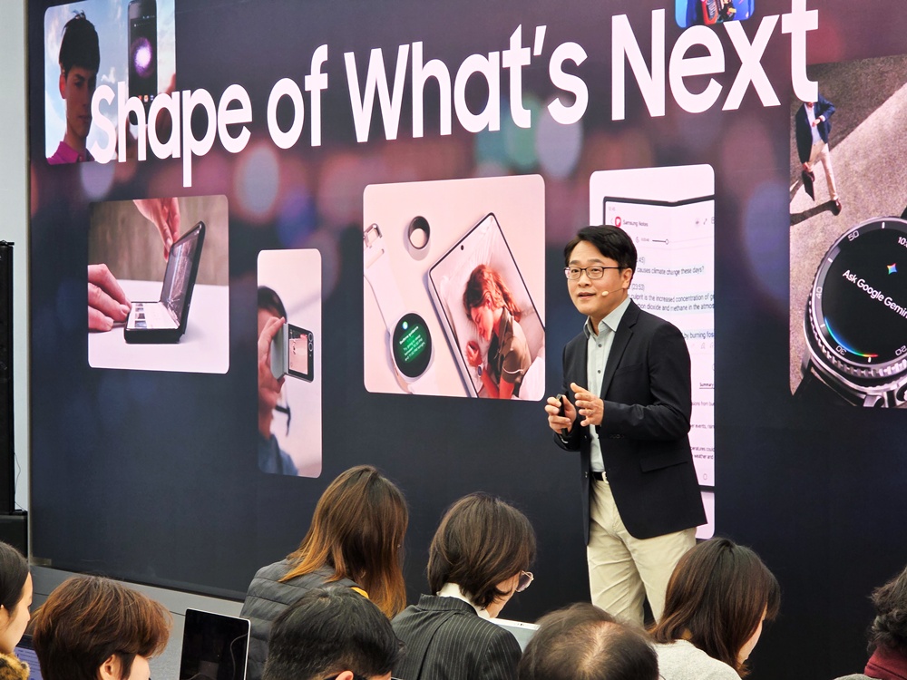 MX사업부 스마트폰PP팀장 강민석 부사장이 '갤럭시 Z 트라이폴드'를 소개하고 있다.