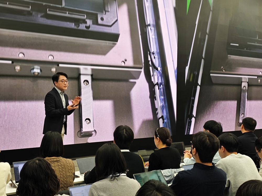 강민석 부사장이 장인정신이 담긴 갤럭시 Z 트라이폴드의 제조와 실사용 시나리오 테스트 등을 소개하고 있다.