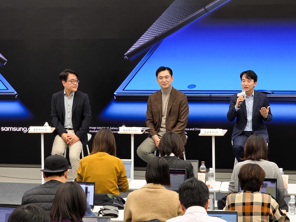 (왼쪽부터) MX사업부 스마트폰PP팀장 강민석 부사장, 한국총괄장 임성택 부사장, MX사업부 스마트폰개발2팀장 김성은 부사장이 취재진의 질문에 답하고 있다.