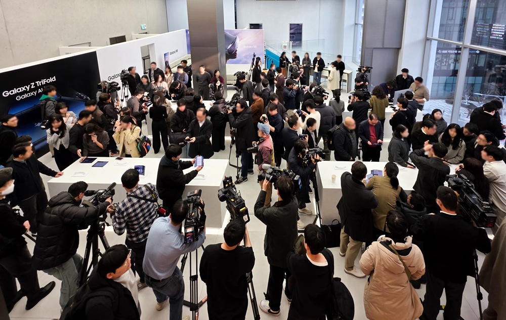 국내 미디어 관계자들이 삼성 강남에 마련된 체험존에서 '갤럭시 Z 트라이폴드'를 직접 체험하고 있다.