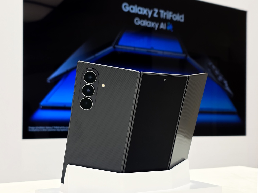 삼성 강남 행사장 체험존에 전시된 '갤럭시 Z 트라이폴드'.