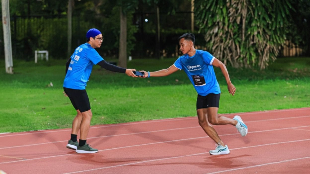 삼성전자 인도네시아 자카르타에서 열린 바통 대신 갤럭시 S25 FE 주고 받는 야간 이어달리기 NightstaFEt 행사에 참여한 러너가 바통 대신 갤럭시 S25 FE를 주고 받는 사진.