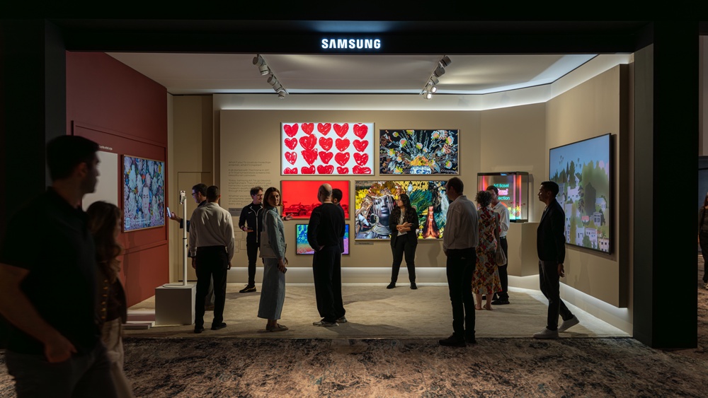 ▲ 관람객들이 아트 바젤 마이애미 비치 삼성전자 전시존에서 Micro RGB, Neo QLED, 더 프레임 등 삼성 아트 TV를 감상하고 있다.