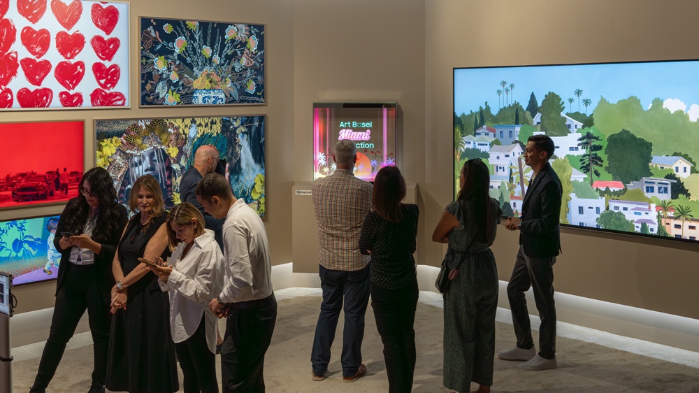 관람객들이 삼성 아트 스토어에 런칭된 '아트 바젤 마이애미 비치 컬렉션' 작품들을 감상하고 있다.