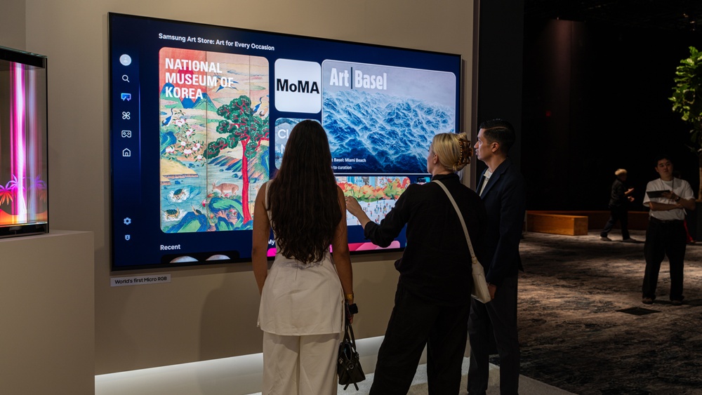 관람객이 삼성 마이크로 RGB에서 삼성 아트 스토어에 입점한 다양한 갤러리들을 살펴보고 있다.
