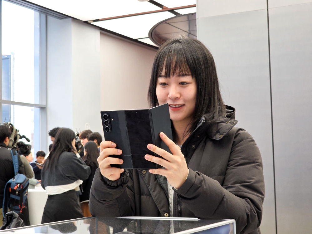 '갤럭시 Z 트라이폴드'를 체험하고 있는 동아일보 이민아 기자.