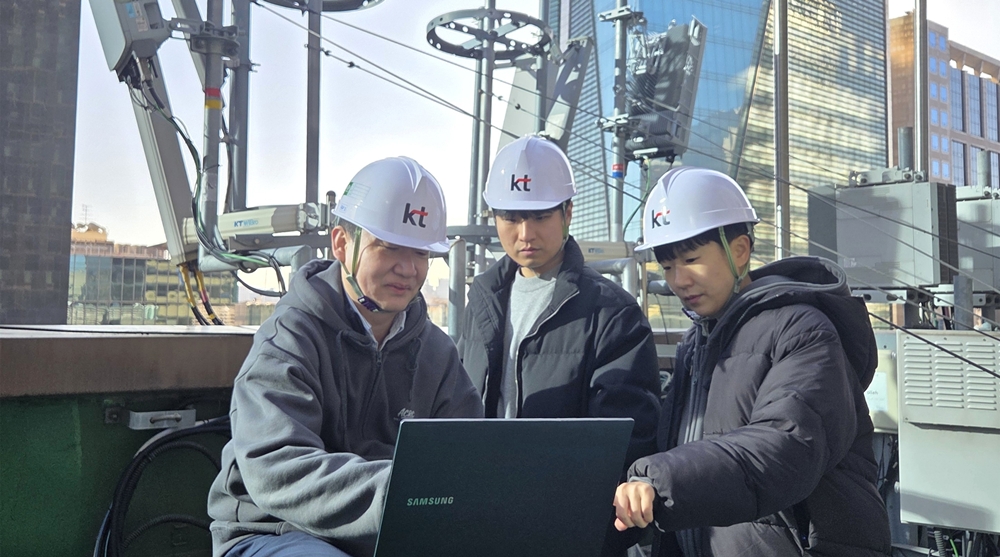 삼성리서치 차세대통신연구센터와 KT 연구진이 AI 무선망 기반 사용자 맞춤 네트워크 최적화 기술 적용 효과를 확인하고 있다.