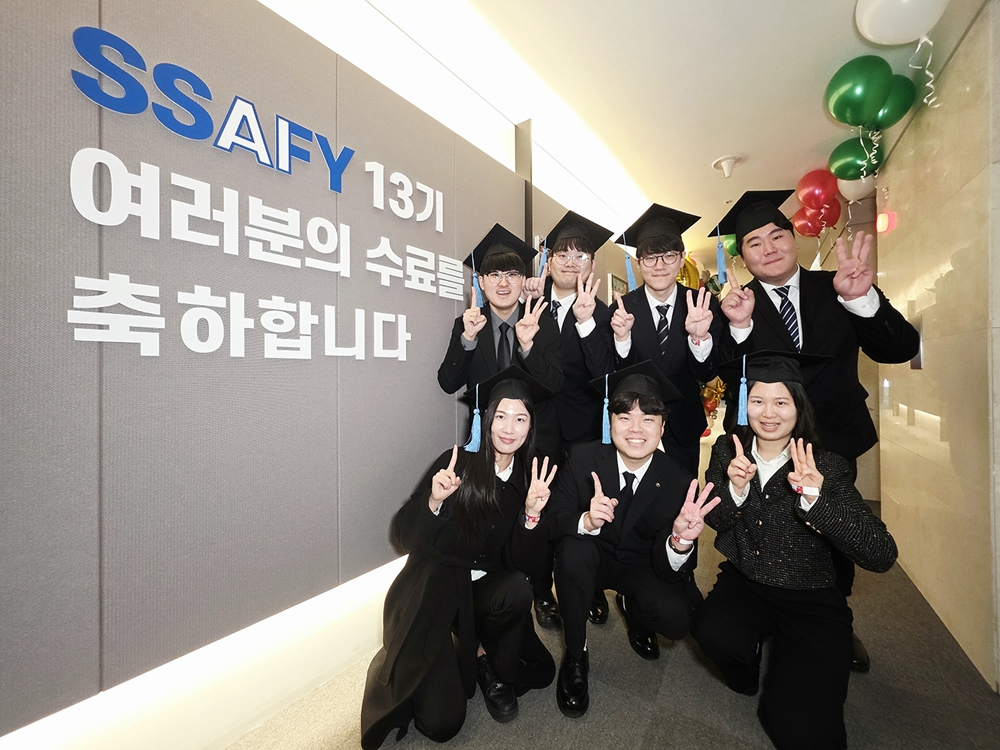 12월 18일 서울 강남구 '삼성청년SW·AI아카데미(SSAFY)' 서울캠퍼스에서 열린 SSAFY 13기 수료식에 참석한 수료생들이 기념 촬영을 하고 있다.