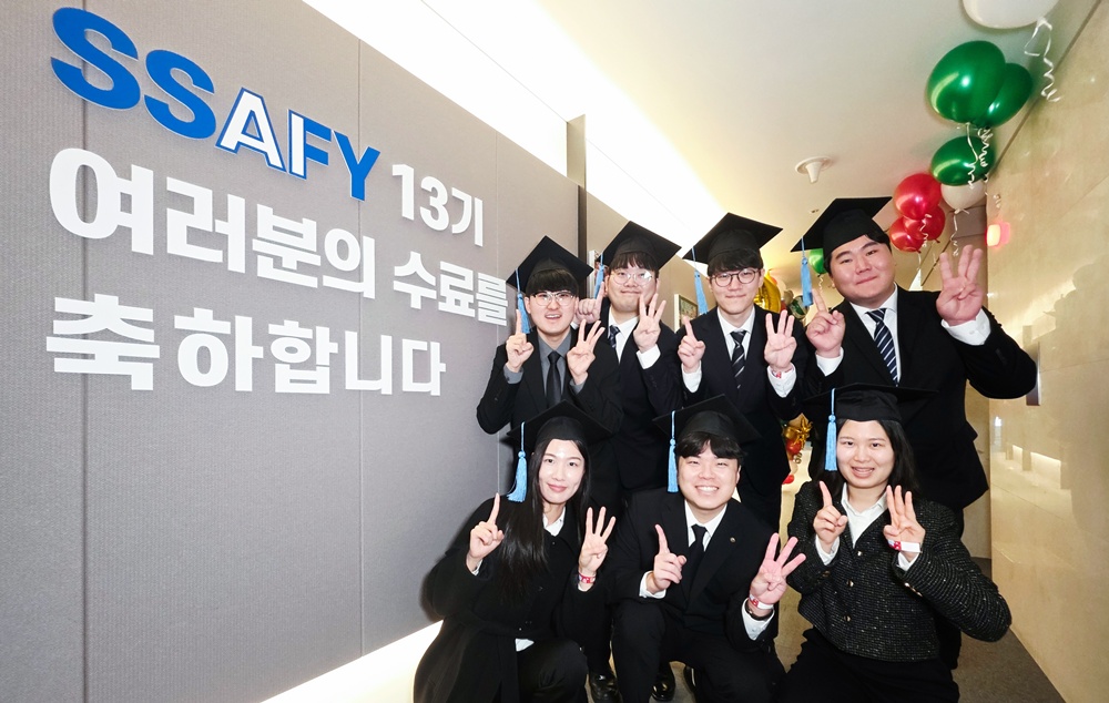 SSAFY 13기 수료생들이 기념사진을 찍고 있다.