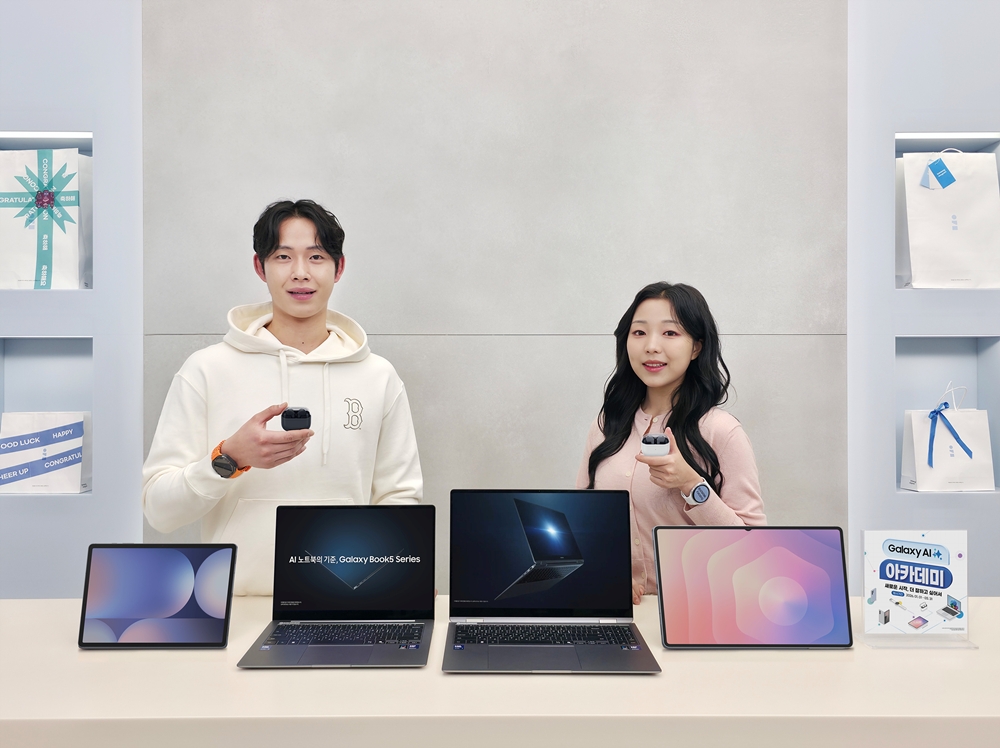 삼성전자 모델이 졸업 ∙ 입학 시즌을 맞아 다채로운 혜택을 제공하는 '2026 갤럭시 아카데미'를 소개하는 모습.