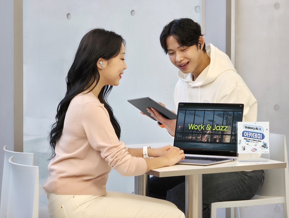 삼성전자 모델이 '갤럭시 북5 프로 360'과 '갤럭시 버즈3 FE'로 '액티브 노이즈 캔슬링' 기능을 체험하는 모습 2.