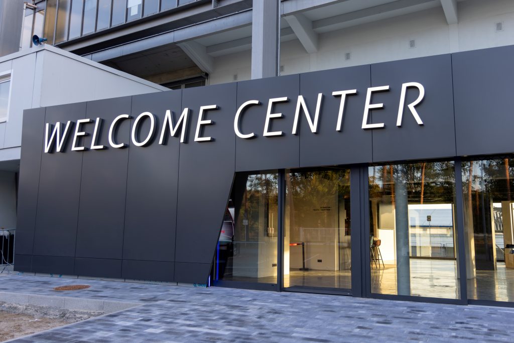 삼성전자가 세계에서 가장 유명한 레이싱 서킷 중 하나인 독일 ‘호켄하임링(Hockenheim-ring)’ 서킷 전역에 디지털 사이니지 시스템을 구축했다.