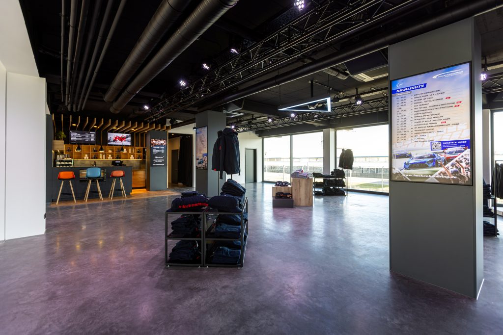 웰컴 센터 내부에는 총 18대의 삼성 LCD 사이니지 디스플레이를 설치해 행사 일정과 티켓 정보, 서킷의 역사를 직관적으로 안내한다.