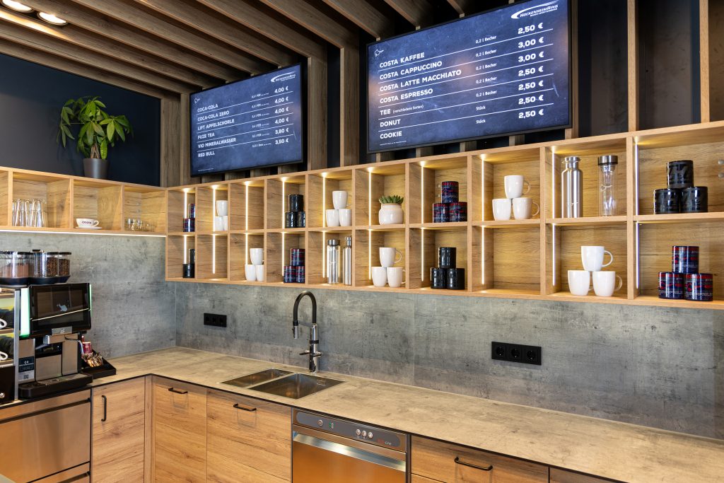  입구에는 98형 대형 디스플레이가 방문객을 맞이하며, 내부 곳곳에는 눈부심을 최소화한 UHD 패널의 QMC 시리즈를 배치했다.