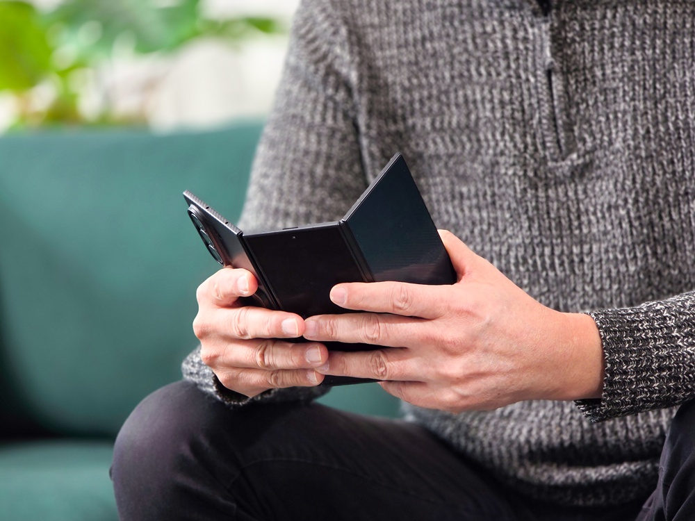 야마네 야스히로 기자가 ‘갤럭시 Z 트라이폴드’로 본인이 자주 사용하는 기능을 직접 시연하며 설명하고 있다.