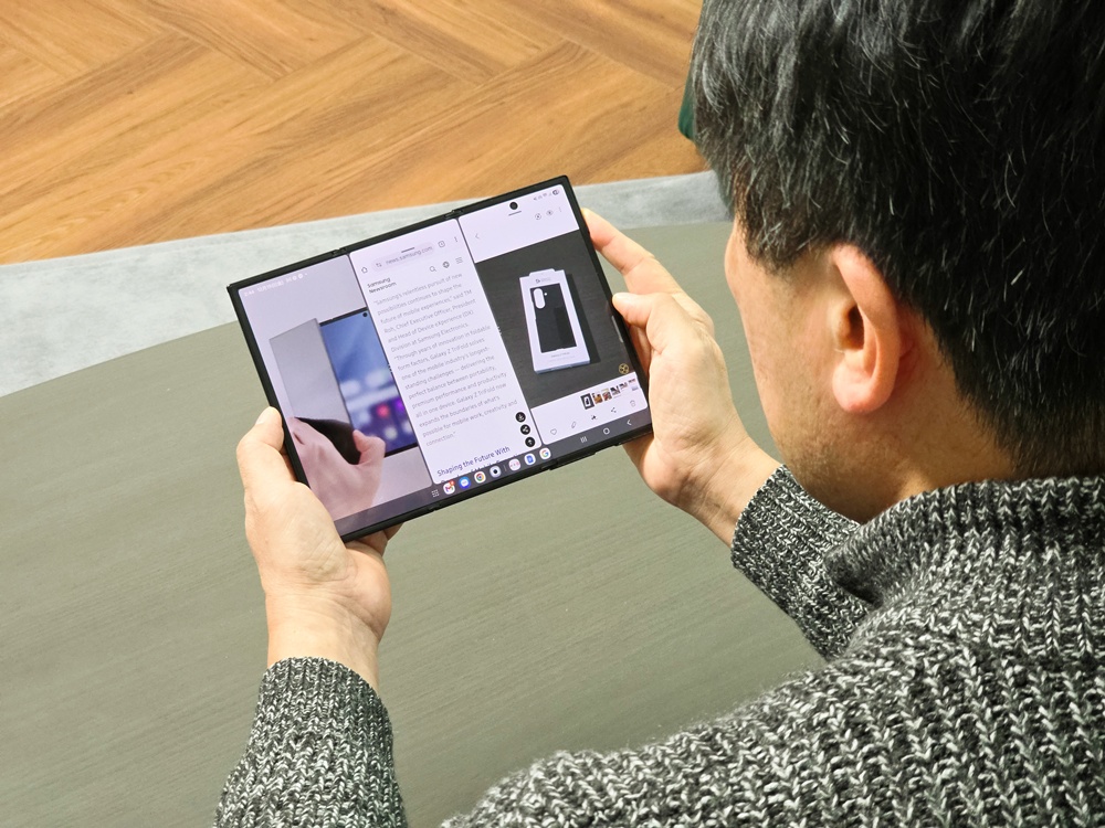 야마네 야스히로 기자가 평소 잘 활용하고 있는 멀티윈도우 기능을 시연해 보고 있다.