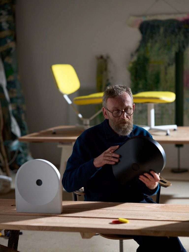 디자인한 프랑스 출신 가구 디자이너 에르완 부홀렉이 뮤직 스튜디오 5을 소개하고 있다.