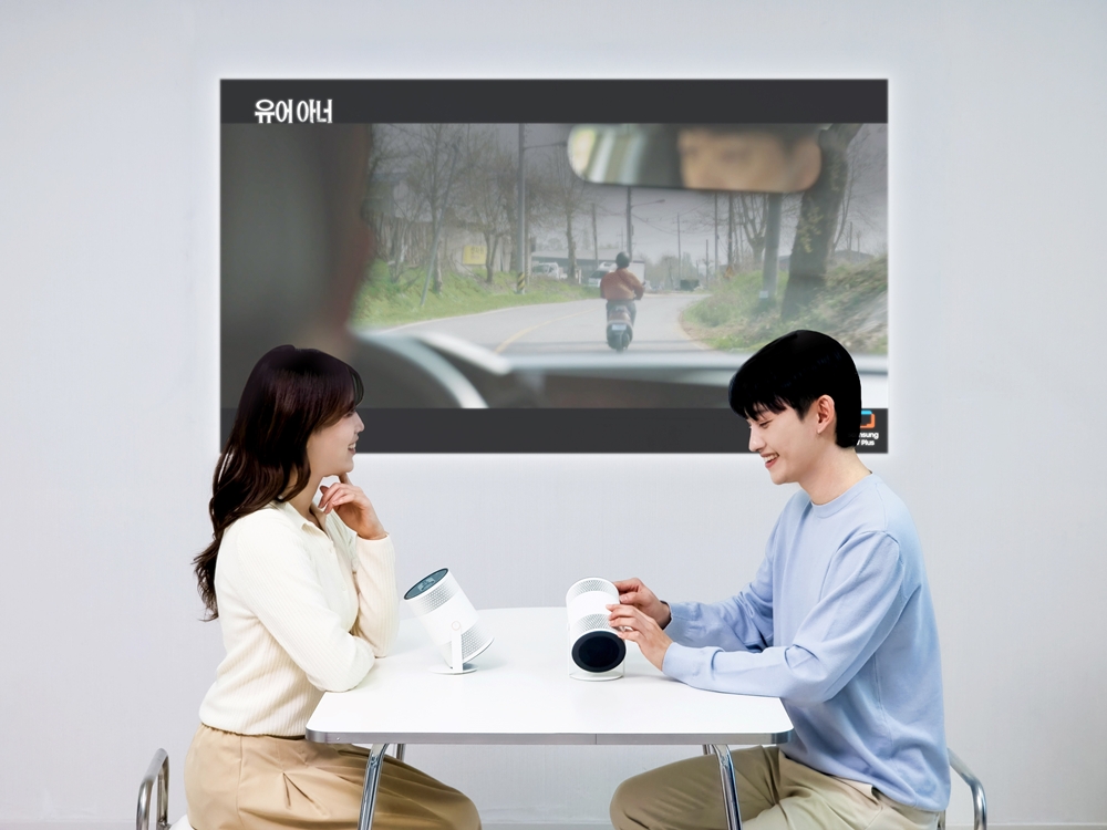 삼성전자 모델이 혁신적인 AI 포터블 프로젝터 프리스타일+를 소개하고 있는 모습.