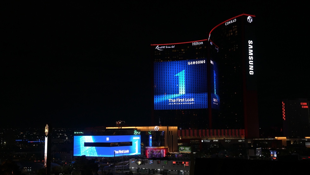 ▲세계 최대 전자 전시회 CES 2026가 열리는 미국 라스베이거스 위치한 리조트월드 호텔 외경, 삼성전자 CES 2026 옥외광고 사진