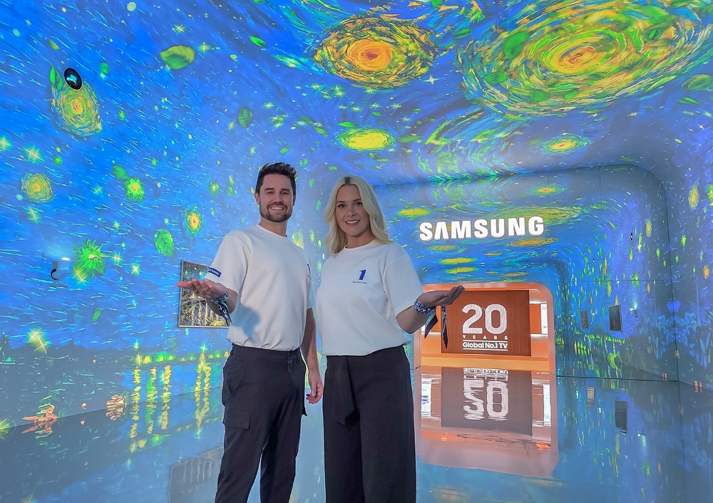 삼성전자 모델이 미국 라스베이거스에서 열리는 세계 최대 전자 전시회 'CES 2026'에 마련된 윈호텔 삼성전자 단독 전시관에서 대형 터널 형태의 'AI 갤러리'를 소개하고 있다.