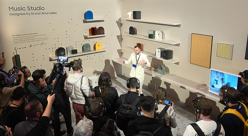 세계적인 가구 디자이너 에르완 부훌렉(Erwan Bouroullec)과 협업한 와이파이 스피커 ‘뮤직 스튜디오(Music Studio)가 다양한 컬러와 모양으로 전시되어 사람들의 관심을 끌었다.