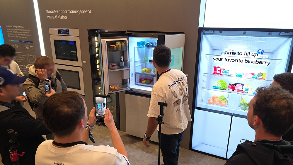 냉장고 안의 식재료를 식별해 주는 패밀리허브 냉장고.