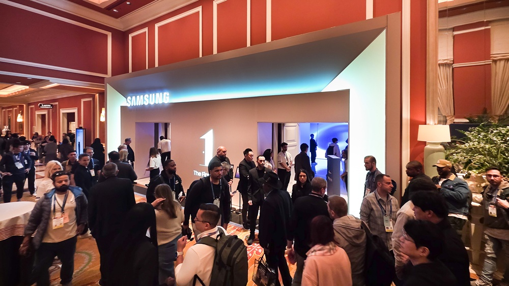 '더 퍼스트룩 2026'을 보기 위해 미디어, 인플루언서 등 전 세계에서 온 참관객들이 전시장 입구에 들어서고 있다.