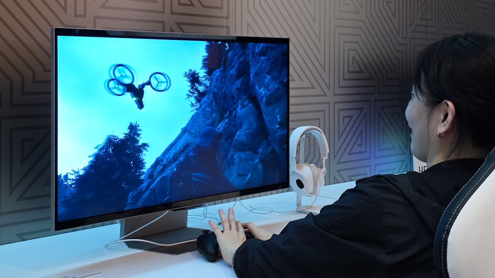 32형 무안경 3D 오디세이 모니터로 실감나는 3D 게임을 즐길 수 있다.