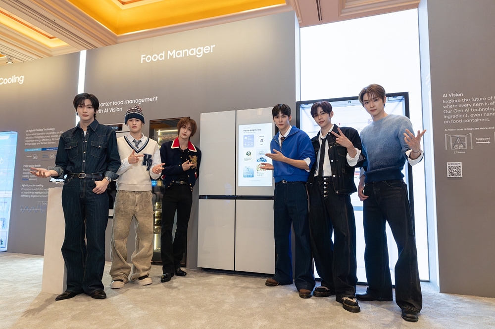 K팝 아티스트 라이즈(RIIZE)가 삼성전자 '더 퍼스트룩' 단독 전시관에서 구글의 최신 AI 모델 '제미나이(Gemini)'를 탑재한'비스포크 AI 패밀리허브' 냉장고를 소개하고 있다.