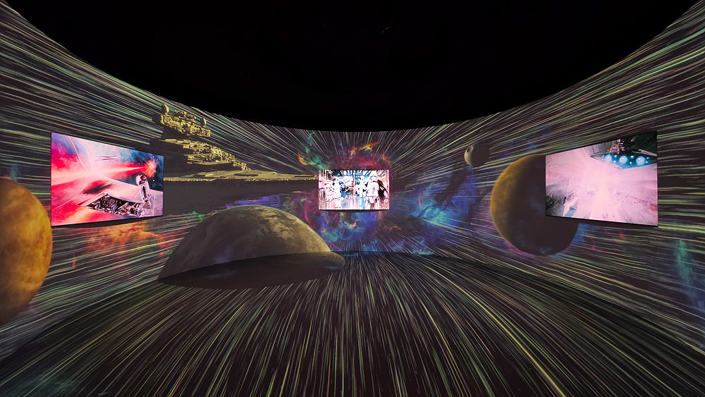 세 대의 대형 아트 TV가 제공하는 몰입감 높은 시청 경험.