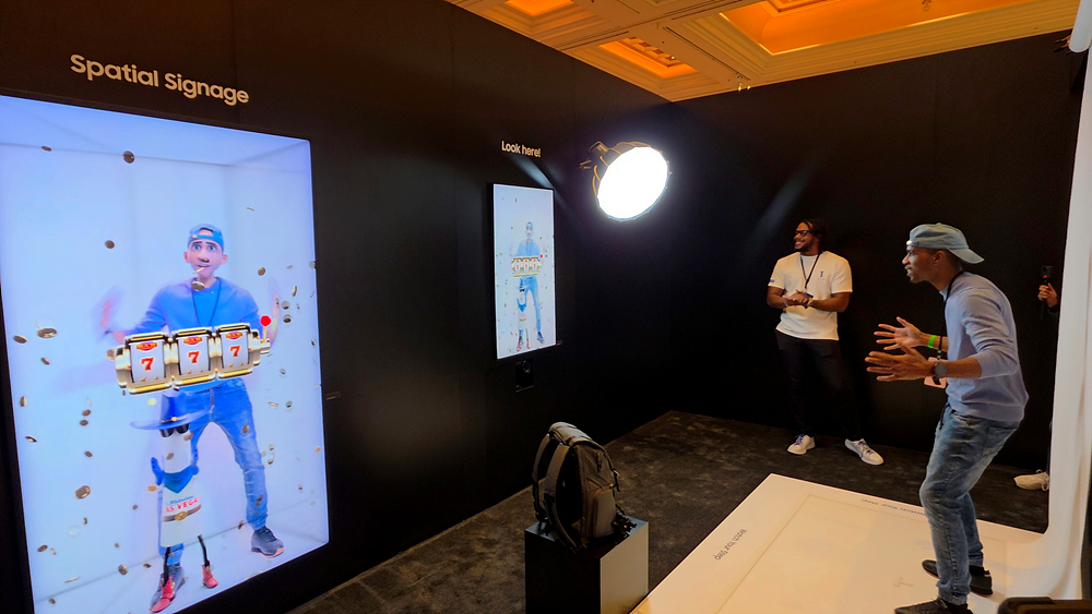 2D와 3D를 접목시킨 새로운 폼팩터 스페이셜 사이니지(Spatial Signage).