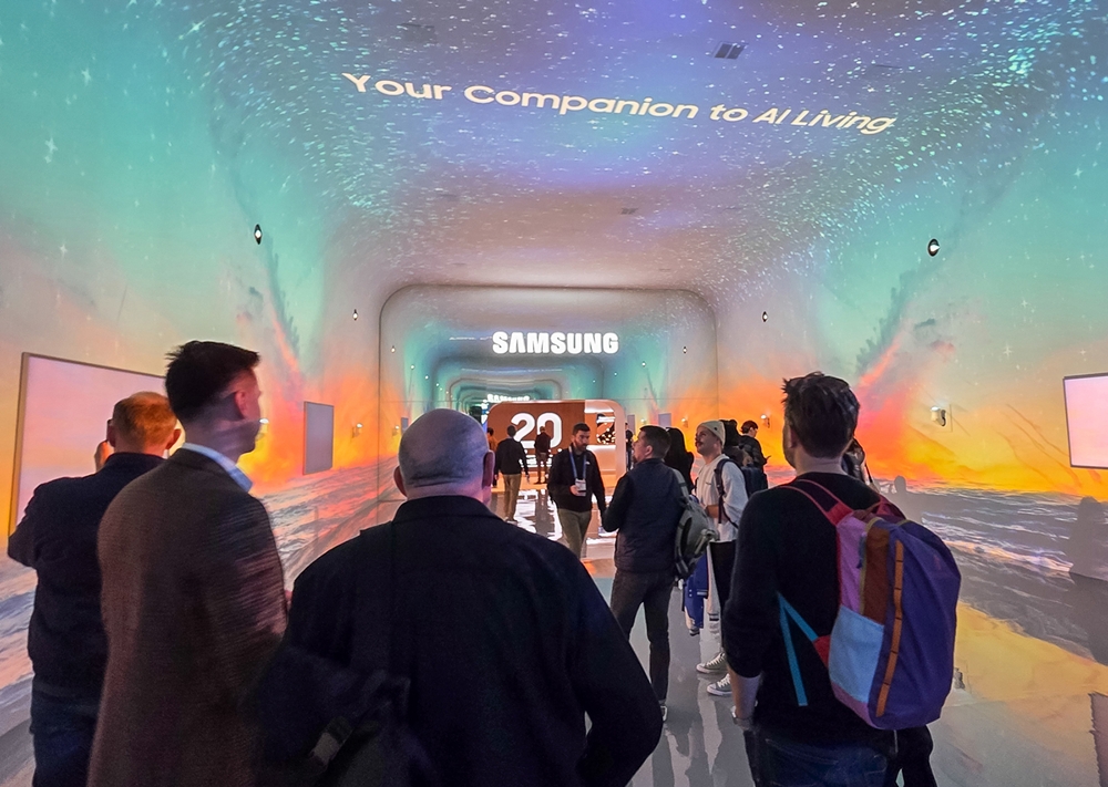 관람객이 미국 라스베이거스에서 열리는 세계 최대 전자 전시회 'CES 2026'에 마련된 윈호텔 삼성전자 단독 전시관에서 대형 터널 형태의 'AI 갤러리'를 구경하고 있는 모습.