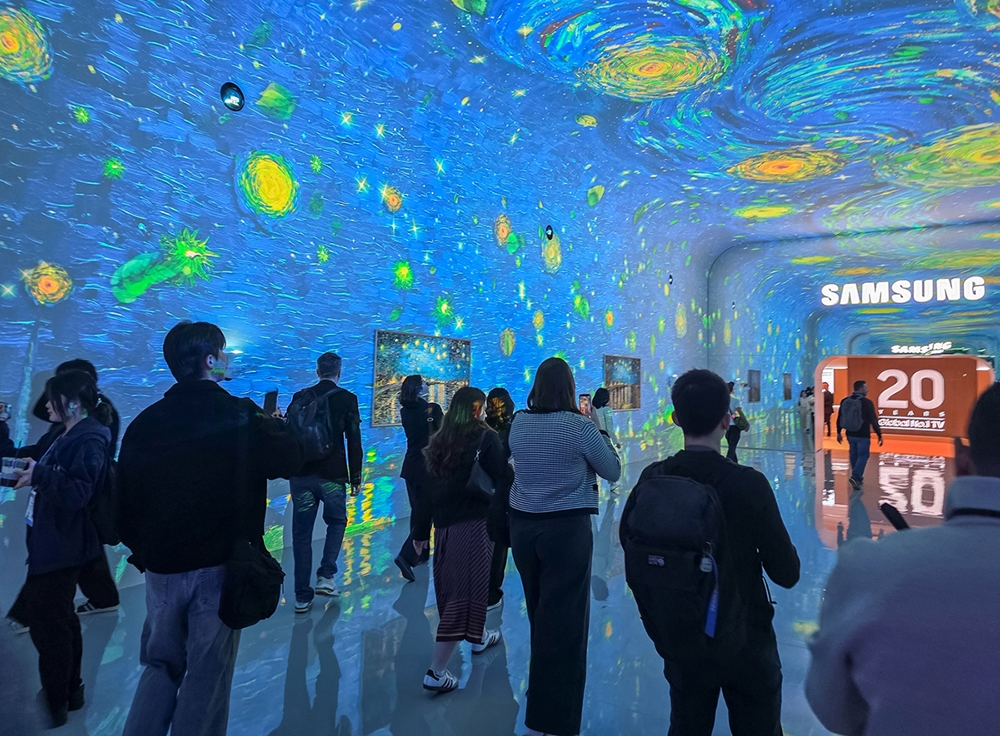 관람객이 미국 라스베이거스에서 열리는 세계 최대 전자 전시회 'CES 2026'에 마련된 윈호텔 삼성전자 단독 전시관에서 대형 터널 형태의 'AI 갤러리'를 구경하고 있다.