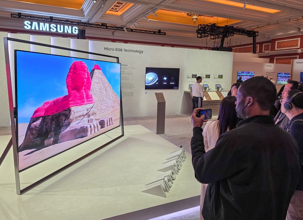 미국 라스베이거스에서 열리는 세계 최대 전자 전시회 'CES 2026'에 마련된 윈호텔 삼성전자 단독 전시관에서 '130형 마이크로 RGB TV'를 소개하는 모습.