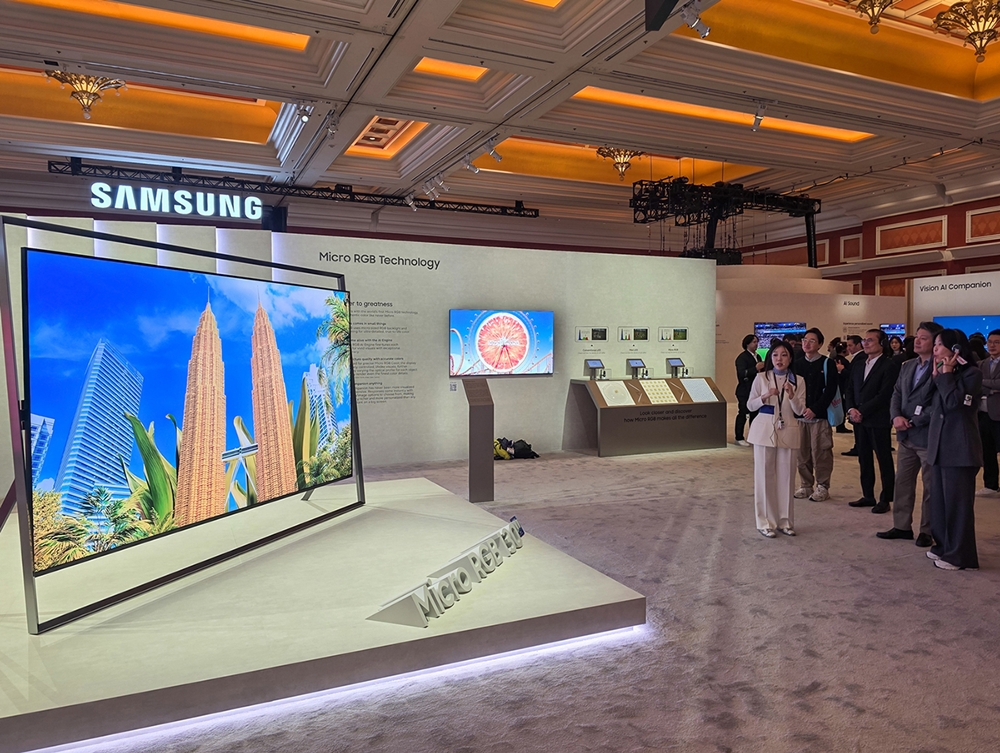 관람객이 미국 라스베이거스에서 열리는 세계 최대 전자 전시회 'CES 2026'에 마련된 윈호텔 삼성전자 단독 전시관에서 '130형 마이크로 RGB TV'를 소개하고 구경하고 있다.