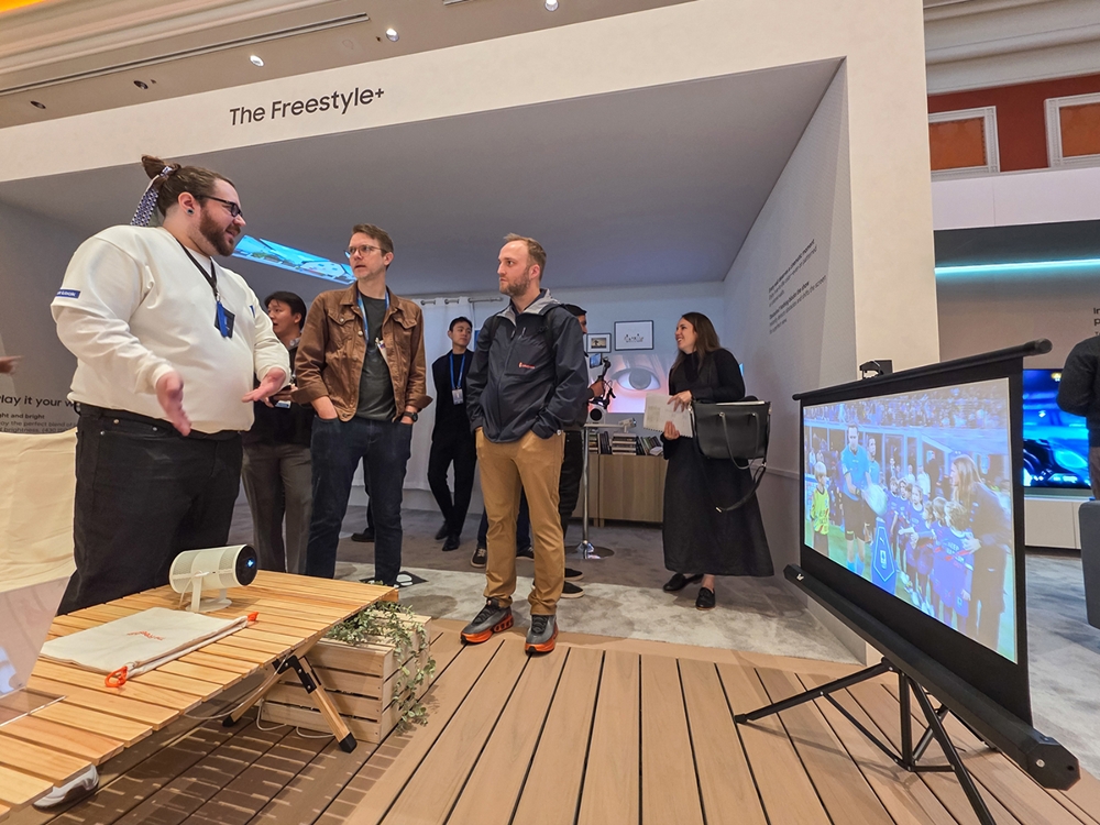 관람객이 미국 라스베이거스에서 열리는 세계 최대 전자 전시회 'CES 2026'에 마련된 윈호텔 삼성전자 단독 전시관에서 '더 프리스타일+'를 구경하고 있다.