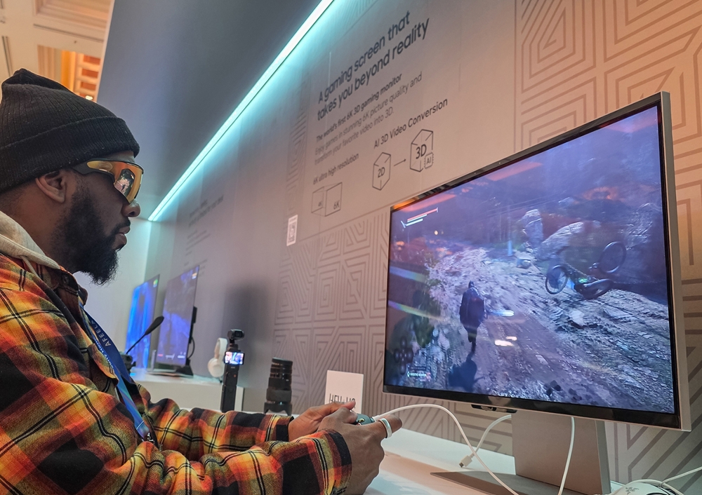 관람객이 미국 라스베이거스에서 열리는 세계 최대 전자 전시회 'CES 2026'에 마련된 윈호텔 삼성전자 단독 전시관에서 '게이밍 모니터'를 체험하고 있다.