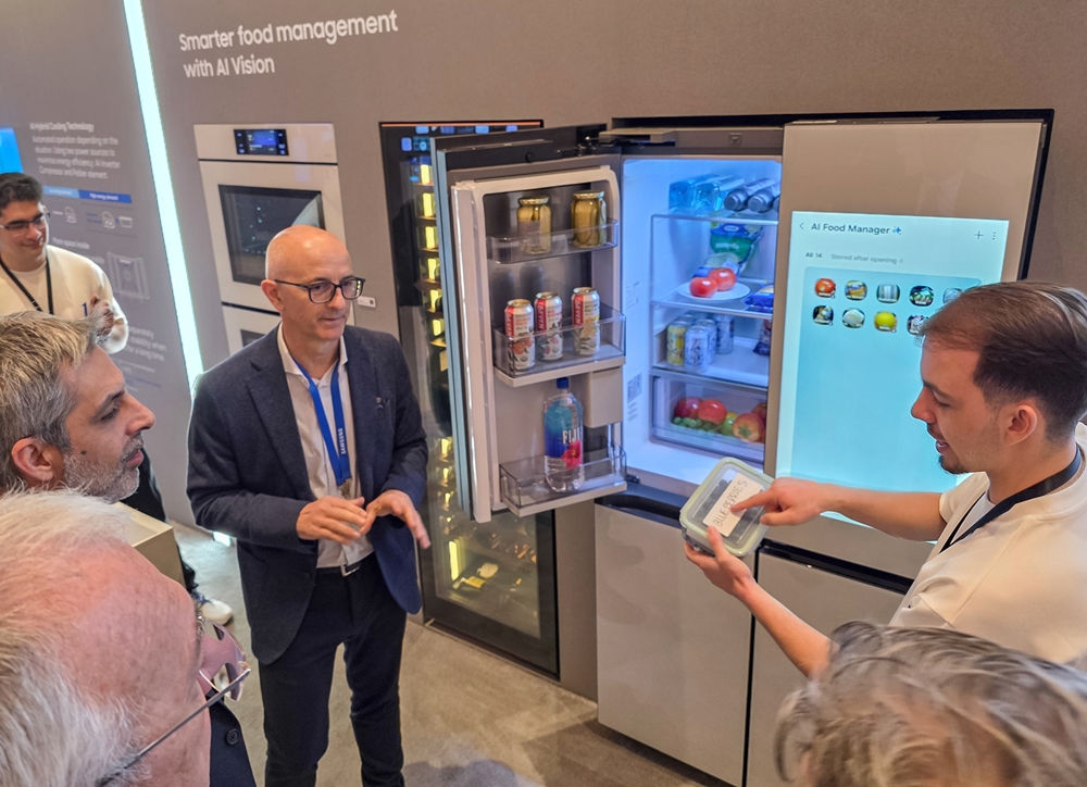 미국 라스베이거스에서 열리는 세계 최대 전자 전시회 'CES 2026'에 마련된 윈호텔 삼성전자 단독 전시관에서 '비스포크 AI 패밀리허브' 냉장고를 관람객이 체험하는 모습.