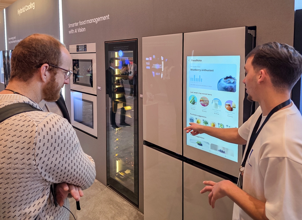 관람객이 미국 라스베이거스에서 열리는 세계 최대 전자 전시회 'CES 2026'에 마련된 윈호텔 삼성전자 단독 전시관에서 '비스포크 AI 패밀리허브' 냉장고를 체험하고 있다.