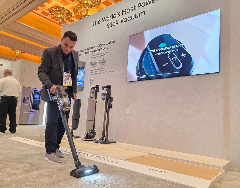 관람객이 미국 라스베이거스에서 열리는 세계 최대 전자 전시회 'CES 2026'에 마련된 윈호텔 삼성전자 단독 전시관에서 '비스포크 AI 제트 400W' 스틱 청소기를  체험하고 있다.