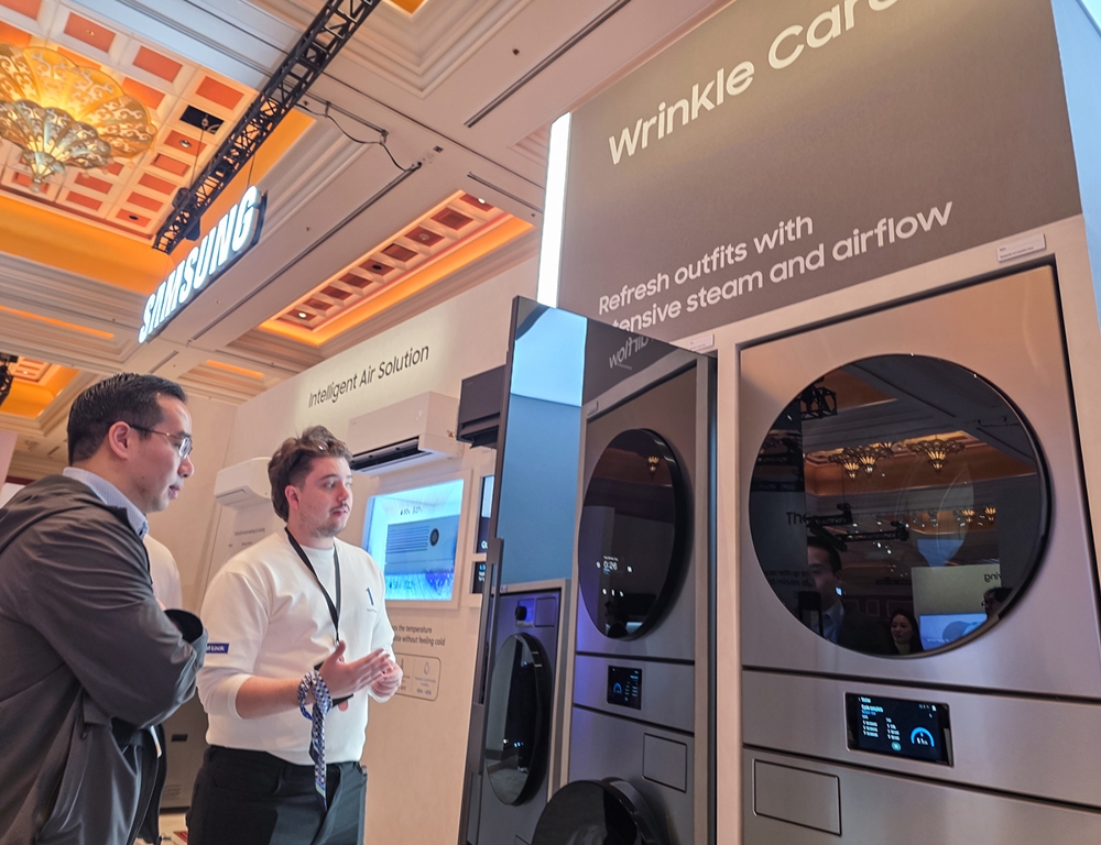 관람객이 미국 라스베이거스에서 열리는 세계 최대 전자 전시회 'CES 2026'에 마련된 윈호텔 삼성전자 단독 전시관에서 '비스포크 AI 에어드레서'를 체험하고 있다.